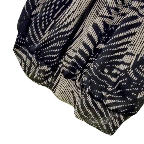 Daniel Rainn flouncy Black & Gray abstract pattern top. - Picture 5 of 6